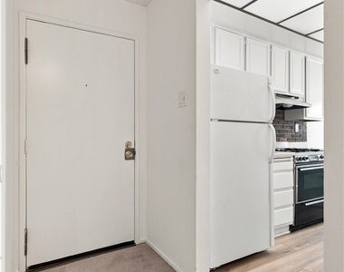14607 Erwin Street - Photo Thumbnail 5