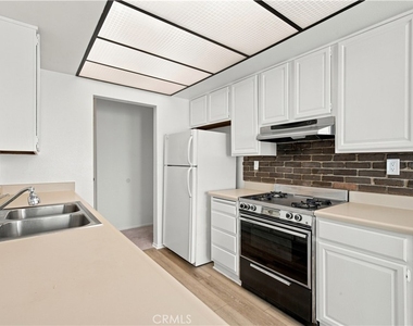 14607 Erwin Street - Photo Thumbnail 7