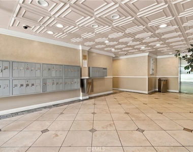 14607 Erwin Street - Photo Thumbnail 3