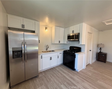 7031 Bellaire Ave - Photo Thumbnail 2