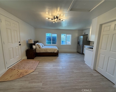7031 Bellaire Ave - Photo Thumbnail 1