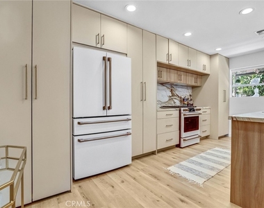 21701 Costanso Street - Photo Thumbnail 10