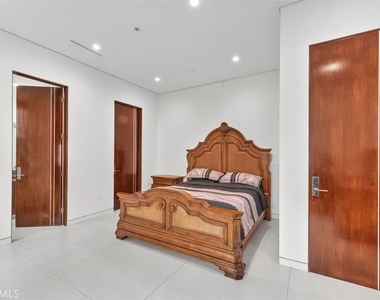 5176 Lindley - Photo Thumbnail 9
