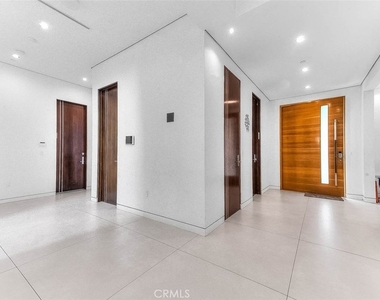 5176 Lindley - Photo Thumbnail 1