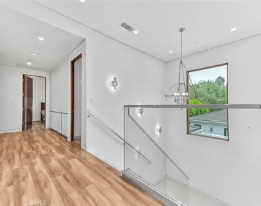 5176 Lindley - Photo Thumbnail 14