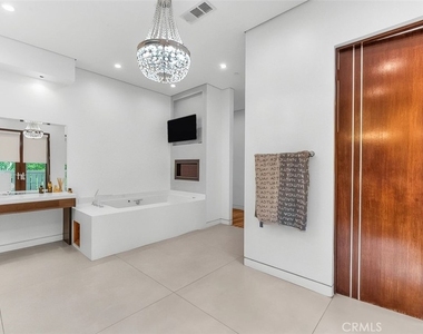 5176 Lindley - Photo Thumbnail 15