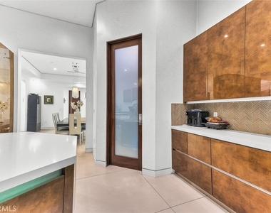 5176 Lindley - Photo Thumbnail 6