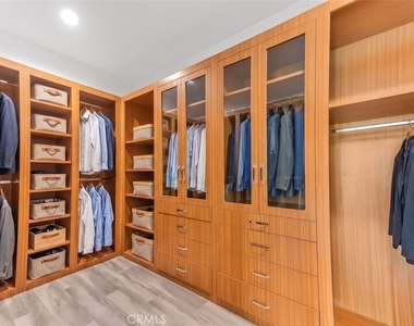5176 Lindley - Photo Thumbnail 13