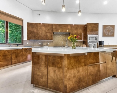 5176 Lindley - Photo Thumbnail 5