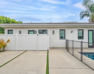 5176 Lindley - Photo Thumbnail 26