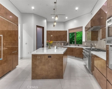 5176 Lindley - Photo Thumbnail 20