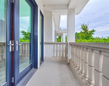5176 Lindley - Photo Thumbnail 10