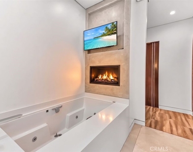 5176 Lindley - Photo Thumbnail 18