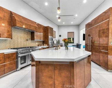 5176 Lindley - Photo Thumbnail 7