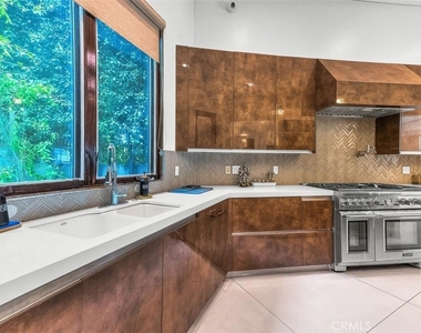 5176 Lindley - Photo Thumbnail 4