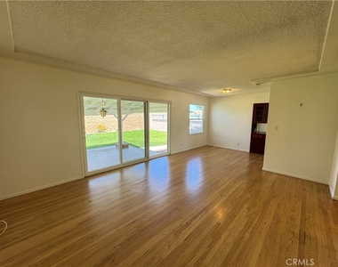 933 W Autumn Drive - Photo Thumbnail 7