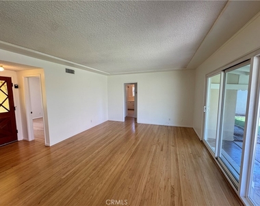933 W Autumn Drive - Photo Thumbnail 3