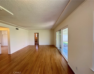 933 W Autumn Drive - Photo Thumbnail 6