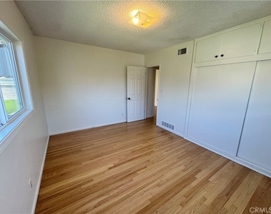 933 W Autumn Drive - Photo Thumbnail 9