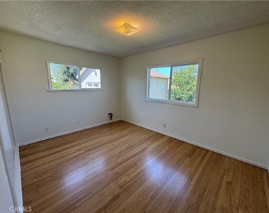 933 W Autumn Drive - Photo Thumbnail 8
