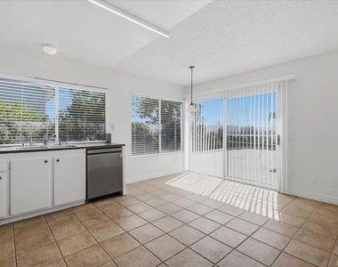 6859 Paris Way - Photo Thumbnail 5