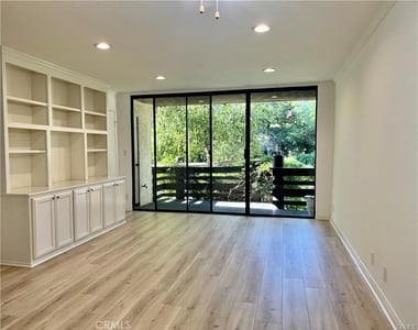 21821 Burbank Boulevard - Photo Thumbnail 15
