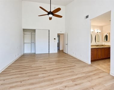 21821 Burbank Boulevard - Photo Thumbnail 22
