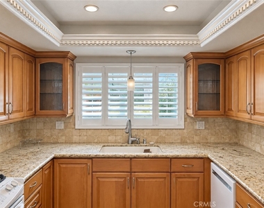 21821 Burbank Boulevard - Photo Thumbnail 9