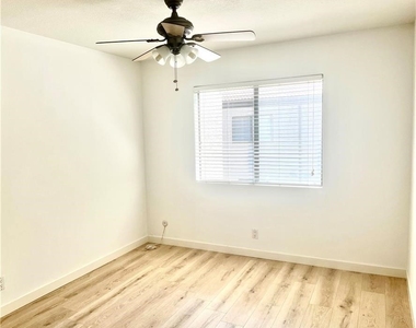 21821 Burbank Boulevard - Photo Thumbnail 21