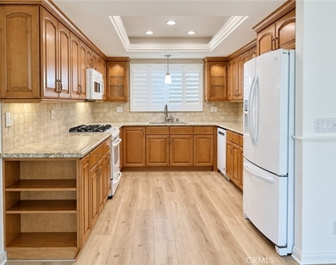 21821 Burbank Boulevard - Photo Thumbnail 7