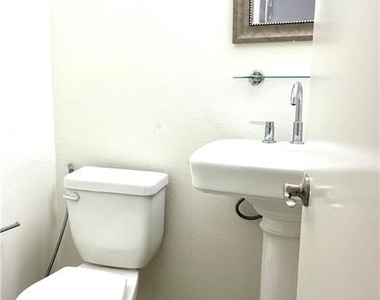 21821 Burbank Boulevard - Photo Thumbnail 14