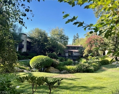 21821 Burbank Boulevard - Photo Thumbnail 35