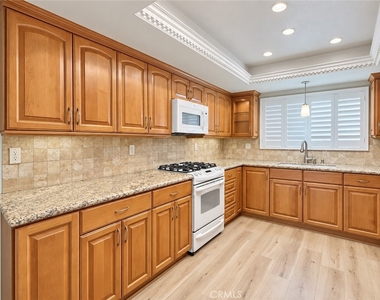 21821 Burbank Boulevard - Photo Thumbnail 6