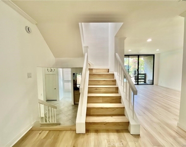 21821 Burbank Boulevard - Photo Thumbnail 17