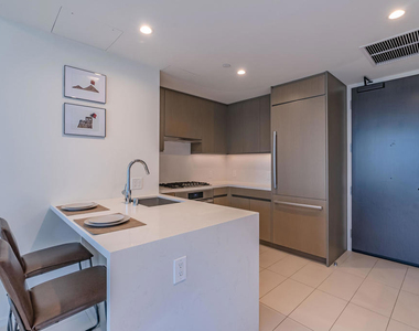 889 Francisco Street - Photo Thumbnail 13