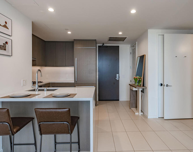 889 Francisco Street - Photo Thumbnail 10