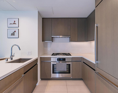 889 Francisco Street - Photo Thumbnail 14