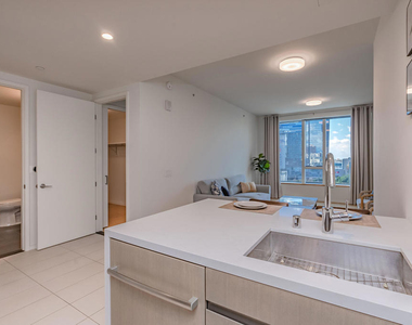 889 Francisco Street - Photo Thumbnail 31