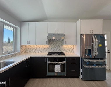 2230 Sherwood Place - Photo Thumbnail 3
