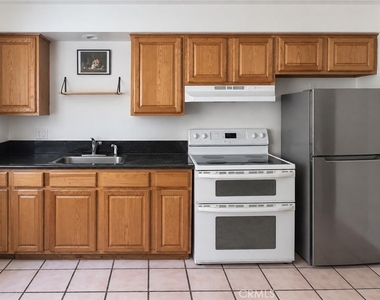 315 E 8th Street - Photo Thumbnail 3