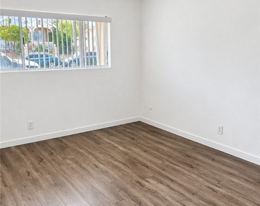 315 E 8th Street - Photo Thumbnail 4