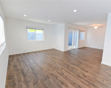 257 Avenida Victoria - Photo Thumbnail 3