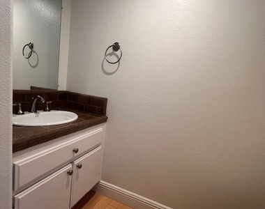 511 Birch Grove - Photo Thumbnail 10
