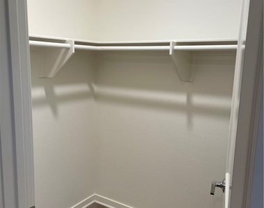 590 Boulder Circle - Photo Thumbnail 8