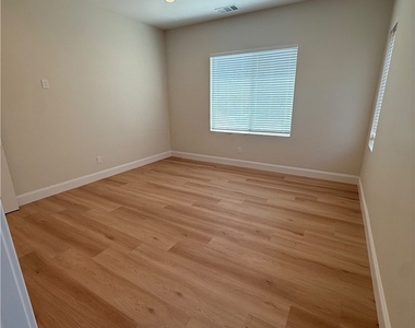 1140 W Donington Street - Photo Thumbnail 10