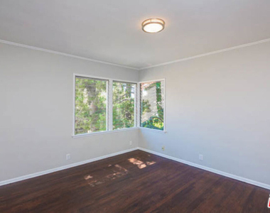 2117 Alcyona Drive - Photo Thumbnail 4