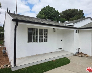 8519 Yolanda Avenue - Photo Thumbnail 1