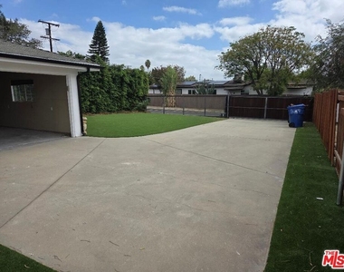 8519 Yolanda Avenue - Photo Thumbnail 17