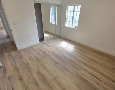 8519 Yolanda Avenue - Photo Thumbnail 9