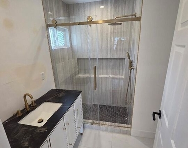 8519 Yolanda Avenue - Photo Thumbnail 5